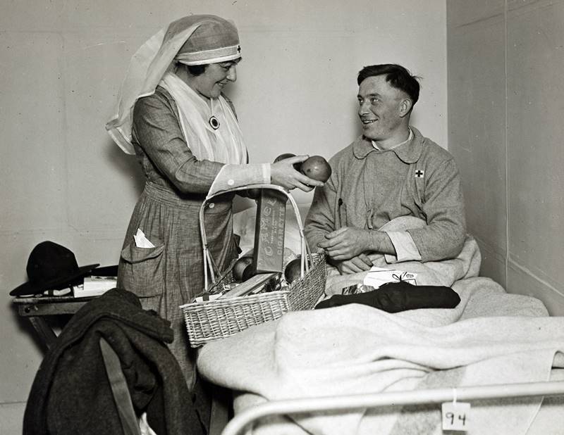 Wounded American Soldier receives Christmas gift from Red Cross worker