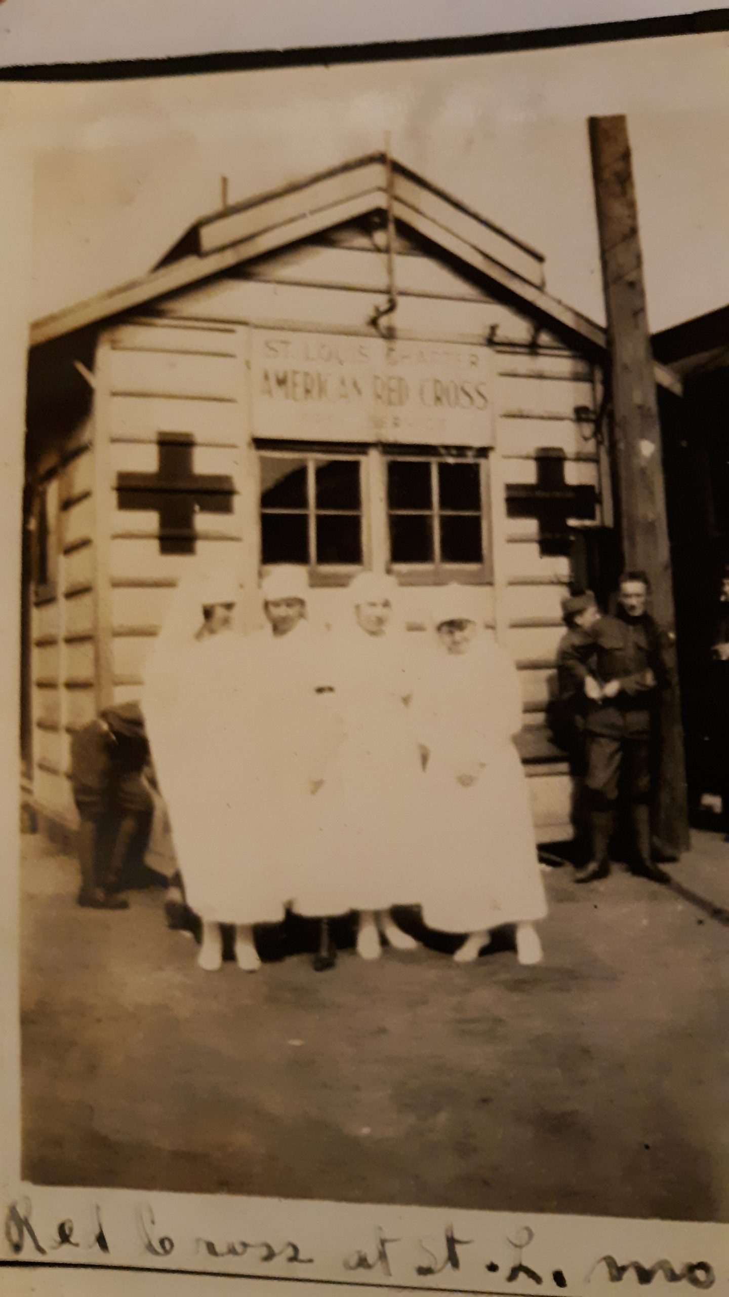 St. Louis Red Cross building and volunteers during World War 1